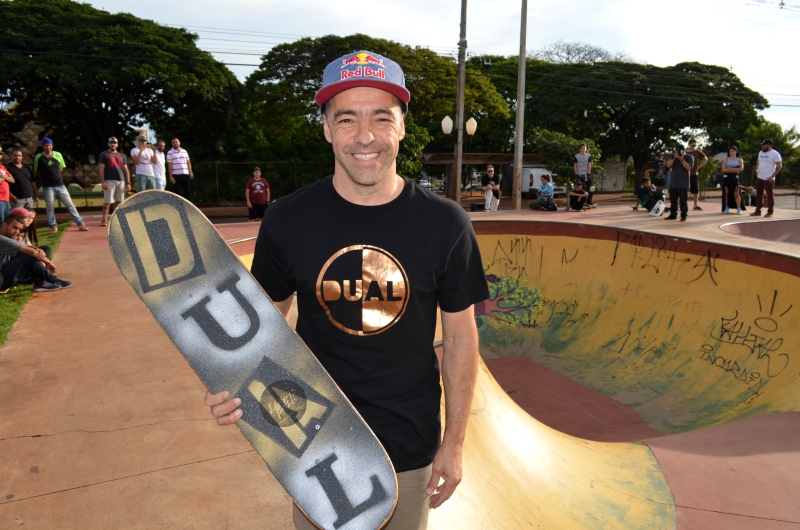 Hexacampeão mundial de skate visita sarandi